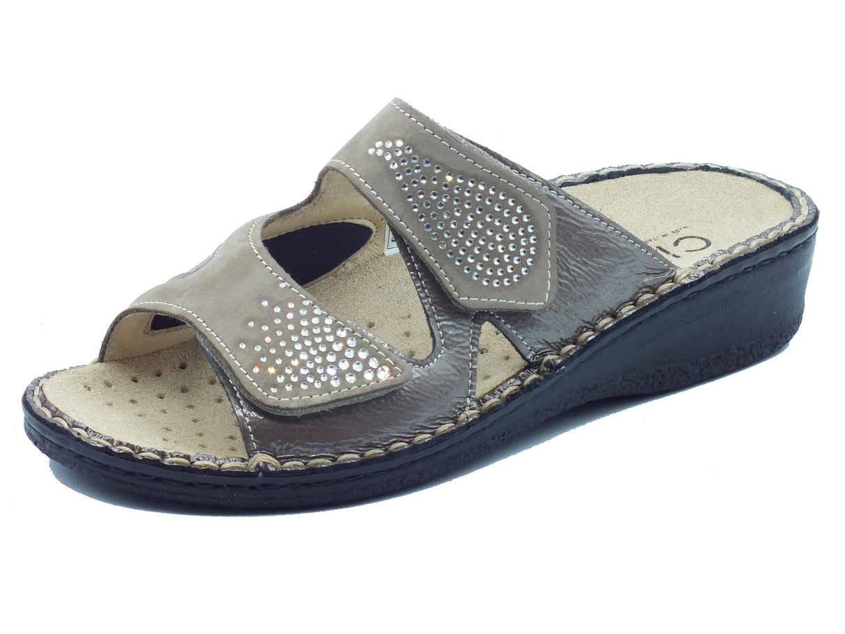 Cinzia Soft Cinzia Soft IM24259 Taupe Ciabatte per Donna in pelle verniciata doppio strappo Taupe