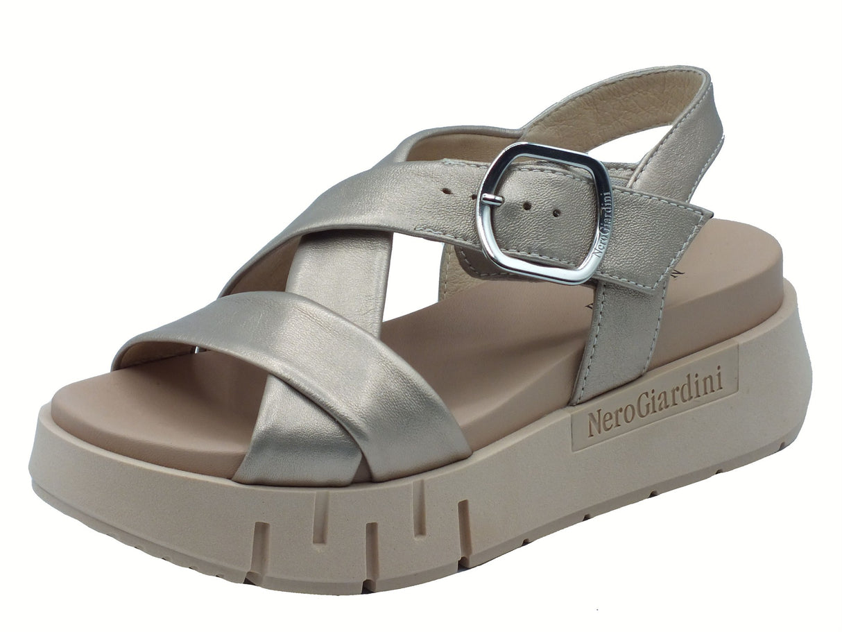 Nero Giardini NeroGiardini E513697D Etoile Sand Saturn Sandali per Donna in pelle con fibiona e zeppa alta Sand Saturn