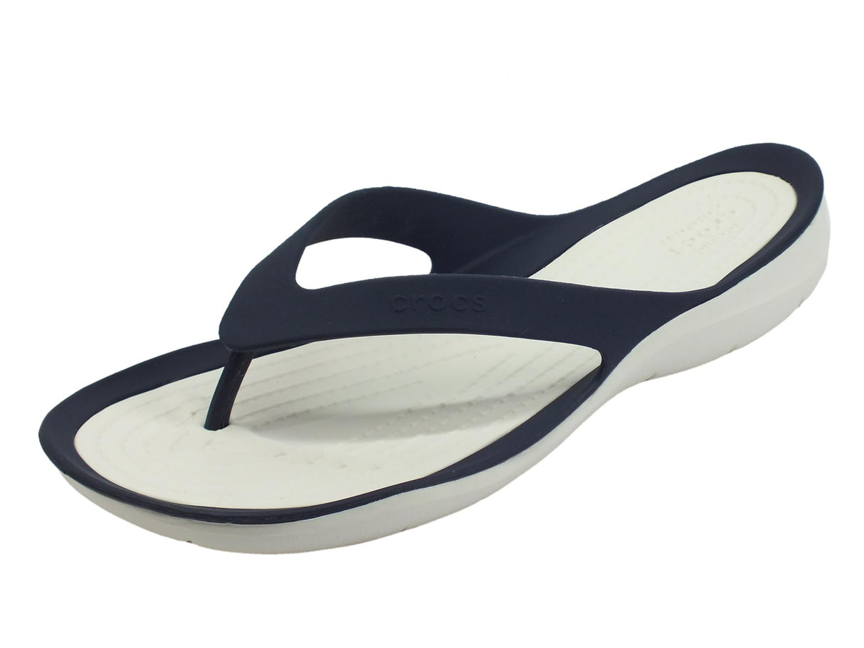 Crocs Crocs swiftwater flip w navy white infradito per Donna in gomma blu con zeppa bassa nero