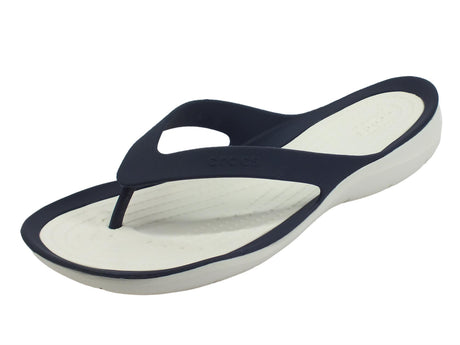 Crocs Crocs swiftwater flip w navy white infradito per Donna in gomma blu con zeppa bassa nero