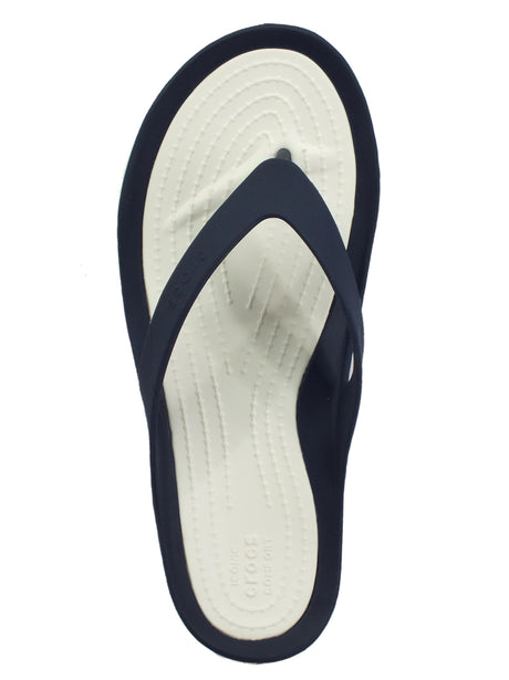 Crocs Crocs swiftwater flip w navy white infradito per Donna in gomma blu con zeppa bassa nero