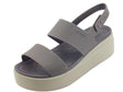 Crocs Crocs Brooklyn low wedge Sandali con zeppa media per Donna in gomma marrone wedge