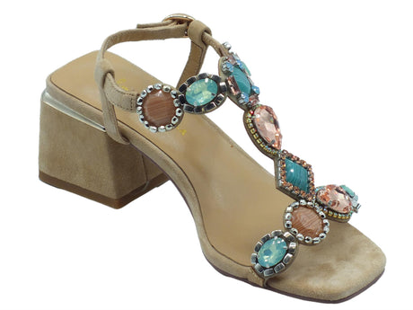 Alma en Pena Alma en Pena V23306 Suede Sand Sandali eleganti Donna brillanti pietre multicolore tacco medio bassa Sand