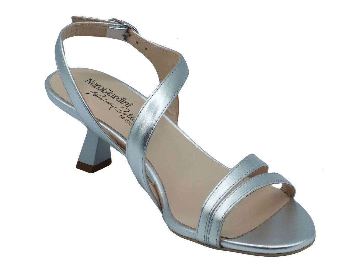 Nero Giardini NeroGiardini E513222DE Laminato Argento Sandali eleganti donna in pelle cinturino e tacco medio Argento