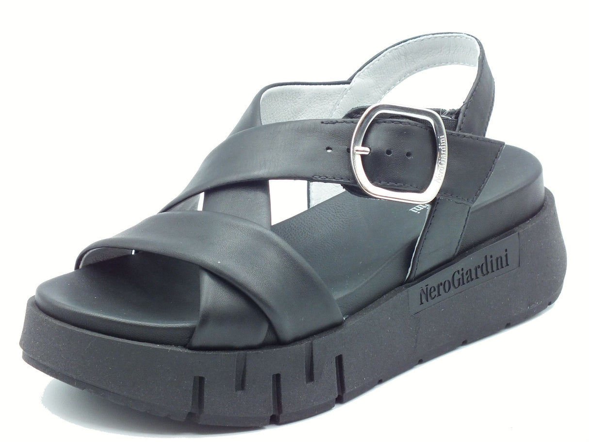 Nero Giardini NeroGiardini E513696D Tamigi Nero Sandali per Donna in pelle con fibiona e zeppa alta Nero